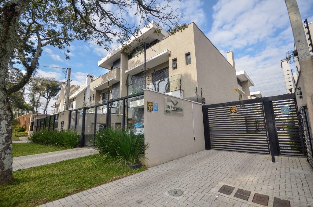 Sobrado Triplex à venda no bairro Água Verde