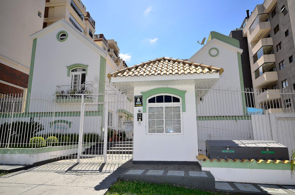 Sobrado Triplex Semi Mobiliado em condomínio fechado no Cristo Rei em Curitiba.