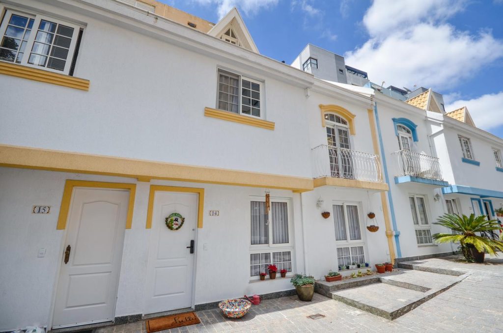 Sobrado Mobiliado e equipado em condomínio fechado no Cristo Rei em Curitiba.