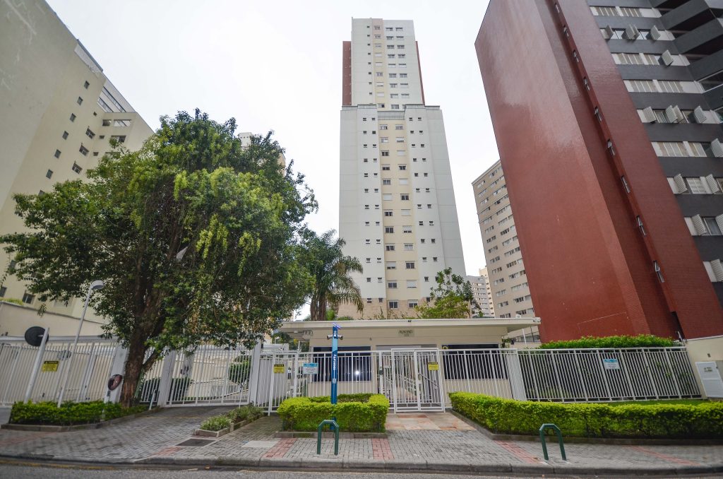 Apartamento totalmente mobiliado e equipado em andar alto no Bairro Água Verde.