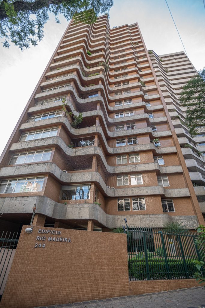 Excelente apartamento semi mobiliado no Batel.