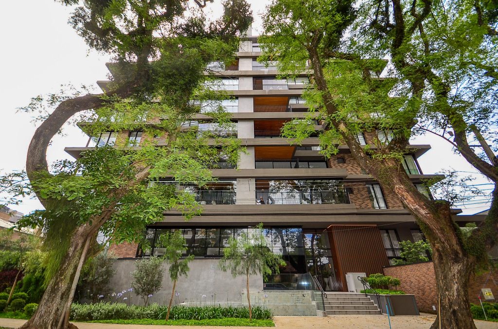 Apartamento sofisticado no bairro Ahú com 3 suítes e 3 vagas de garagem.