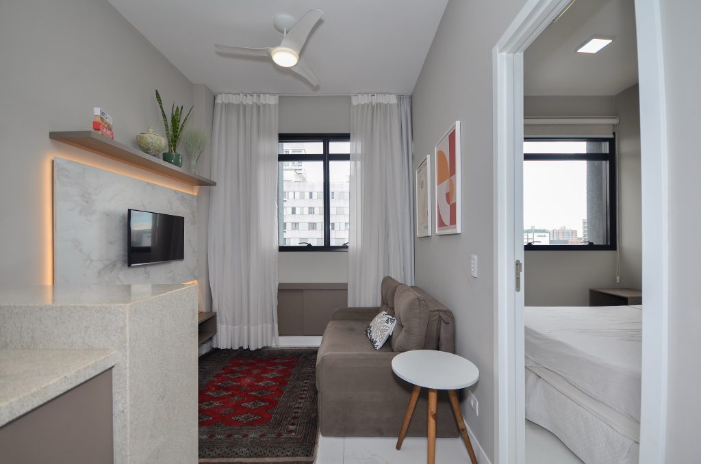 Apartamento compacto e mobiliado no Centro de Curitiba | Ideal para morar ou investir